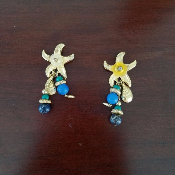 Gold star fish earrings with hanging beads - Picture 4 of 4